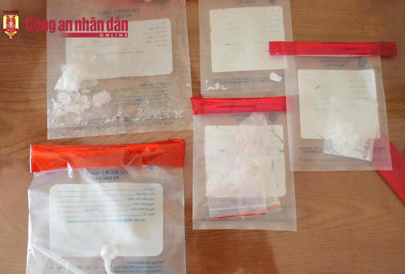 Triệt phá 2 nhóm đánh nhau, thu giữ nhiều vũ khí quân dụng -1