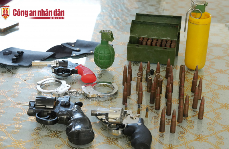 Triệt phá 2 nhóm đánh nhau, thu giữ nhiều vũ khí quân dụng -2