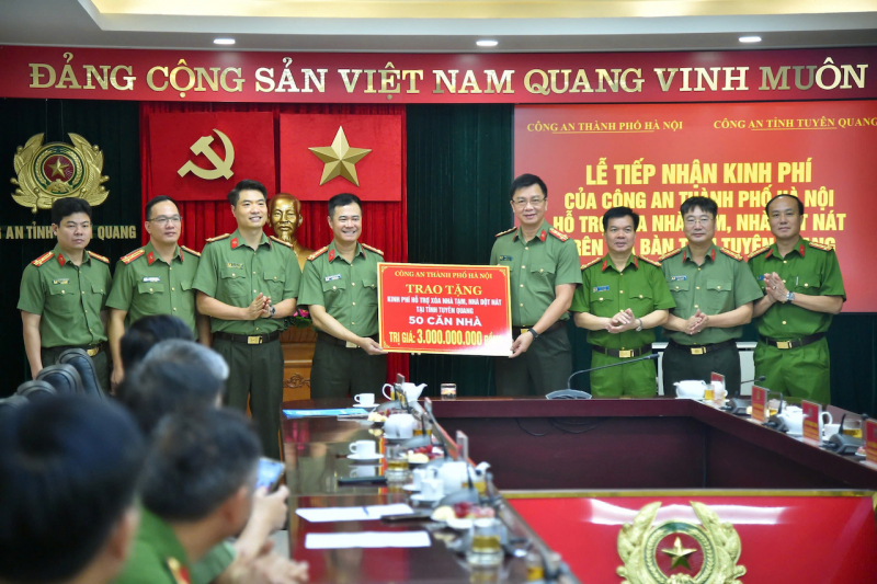 Công an Hà Nội trao tặng 3 tỷ đồng giúp Tuyên Quang xóa nhà tạm, dột nát -0