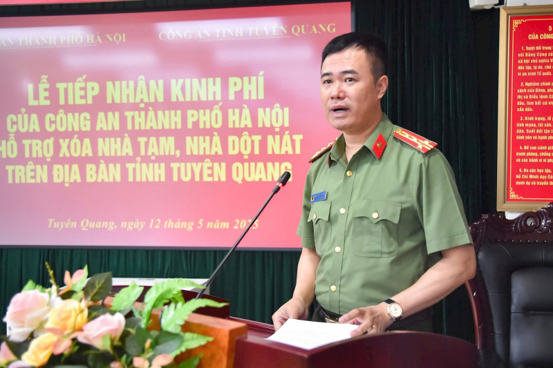 Công an Hà Nội trao tặng 3 tỷ đồng giúp Tuyên Quang xóa nhà tạm, dột nát -0