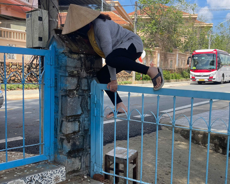 Muốn ra đường cả nhà phải bắc ghế trèo qua hàng rào -0