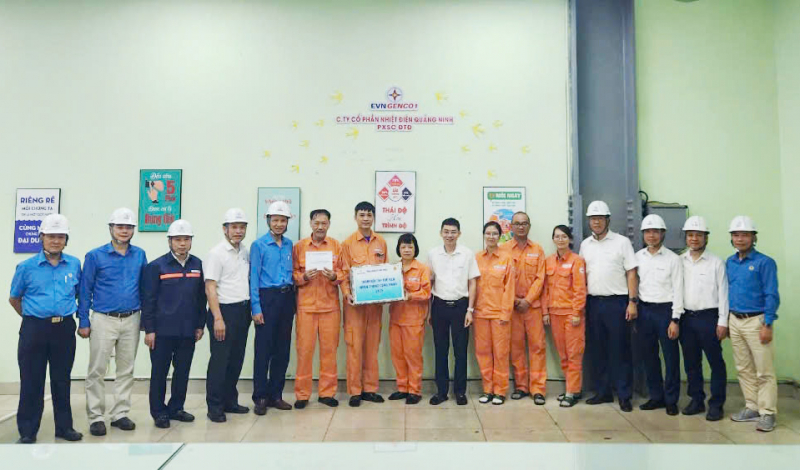 Tổng công ty Phát điện 1 thăm và tặng quà người lao động tại Công ty cổ phần Nhiệt điện Quảng Ninh -0