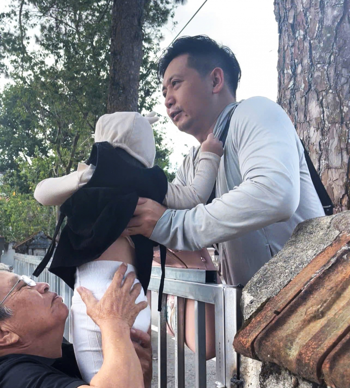 Muốn ra đường cả nhà phải bắc ghế trèo qua hàng rào -0
