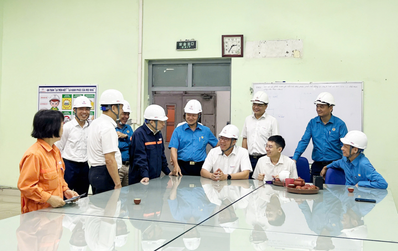 Tổng công ty Phát điện 1 thăm và tặng quà người lao động tại Công ty cổ phần Nhiệt điện Quảng Ninh -0