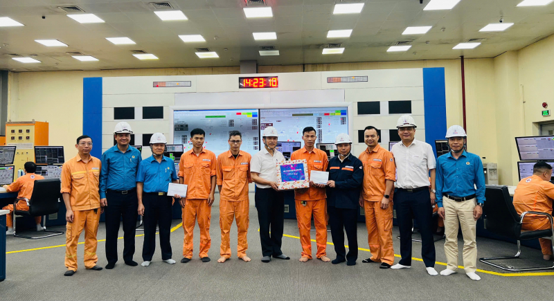 Tổng công ty Phát điện 1 thăm và tặng quà người lao động tại Công ty cổ phần Nhiệt điện Quảng Ninh -0