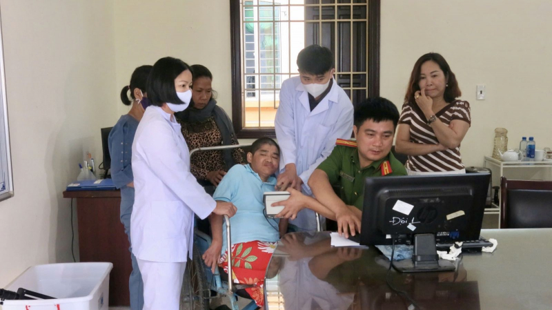 Đến tận nơi cấp Căn cước cho đối tượng bảo trợ xã hội -0