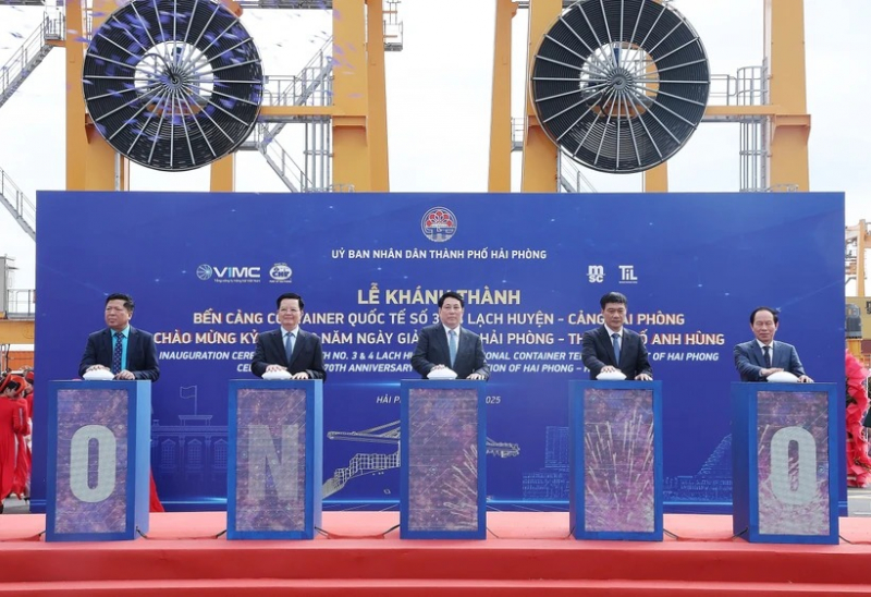State President attends inauguration of int’l container terminals in Hai Phong -0