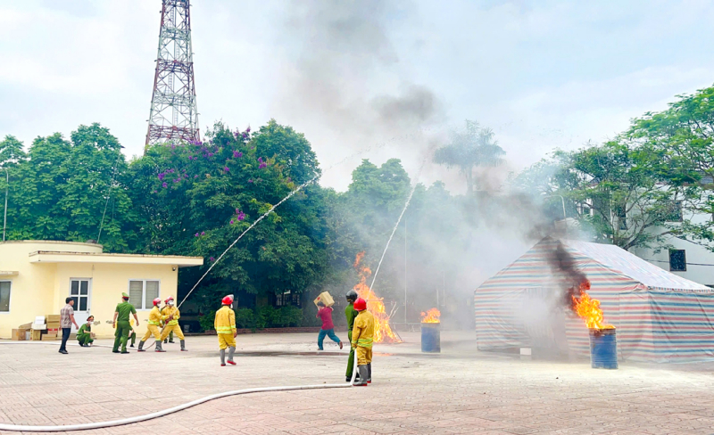 Ra mắt mô hình “Hệ thống, phương tiện chữa cháy và cứu nạn, cứu hộ” đầu tiên tại Hà Tĩnh -0 Ra mắt mô hình “Hệ thống, phương tiện chữa cháy và cứu nạn, cứu hộ” đầu tiên tại Hà Tĩnh -0