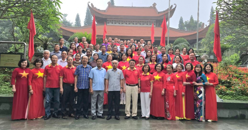 Công an hưu trí khối XDLL về nguồn tại “địa chỉ đỏ” ATK Định Hóa -0