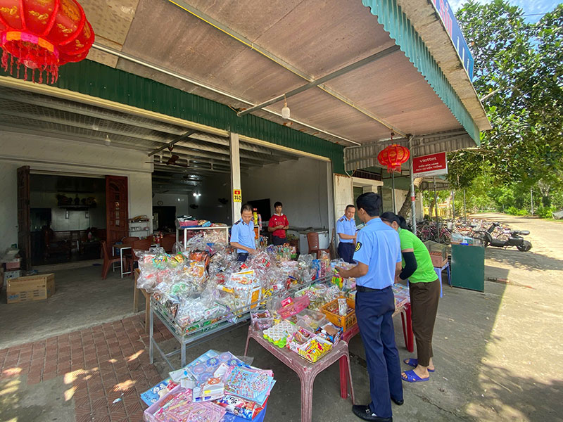 Quảng Ninh xử lý 56 vụ vi phạm an toàn thực phẩm, tiêu hủy hàng gần 1,7 tỷ đồng -0