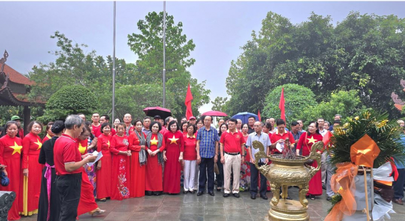 Công an hưu trí khối XDLL về nguồn tại “địa chỉ đỏ” ATK Định Hóa -0