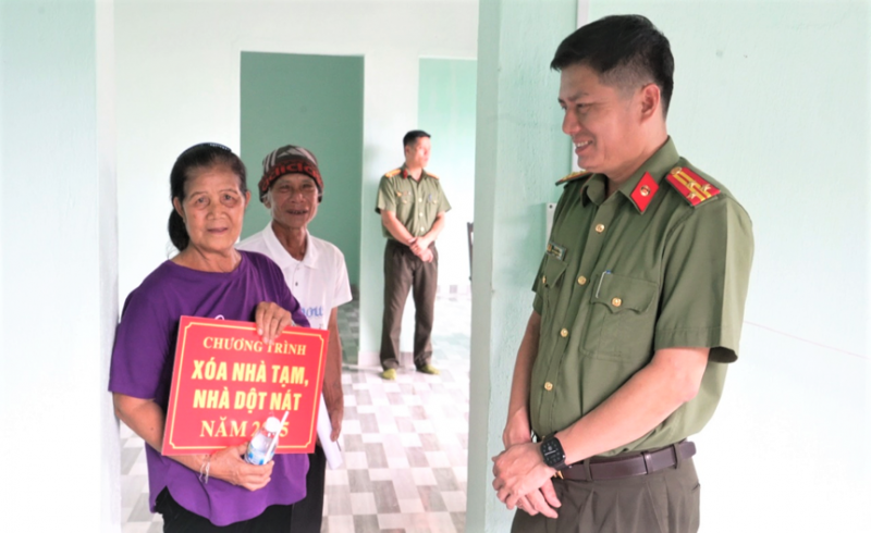 Công an Kon Tum bàn giao nhà cho các hộ nghèo -0