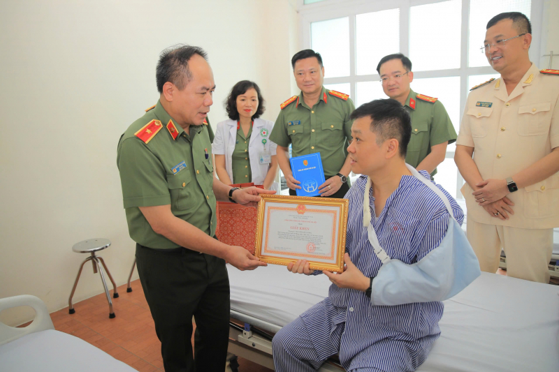 Giám đốc Công an TP Hà Nội thăm cán bộ bị thương khi làm nhiệm vụ chữa cháy -0