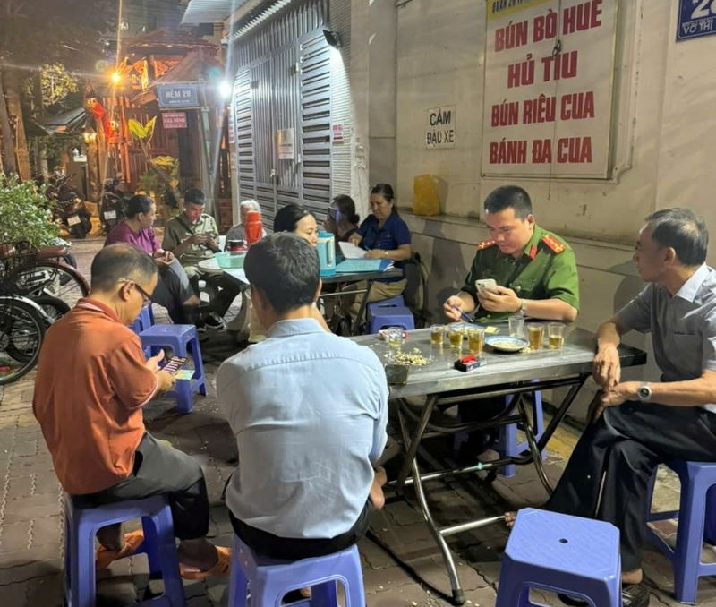 “Đi từng ngõ, gõ từng nhà” hướng dẫn người dân góp ý Dự thảo sửa đổi Hiến pháp trên VneID -1