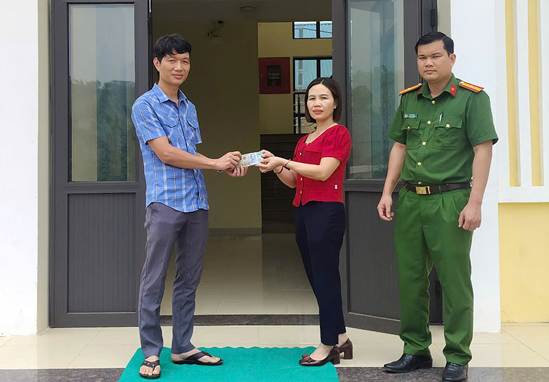 Công an xã hỗ trợ trả lại tiền do người dân chuyển khoản nhầm -0