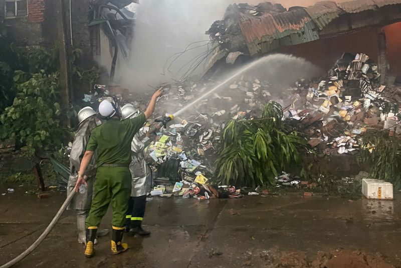 Một đồng chí phó trưởng phòng bị thương khi tham gia chữa cháy, cứu nạn, cứu hộ -0