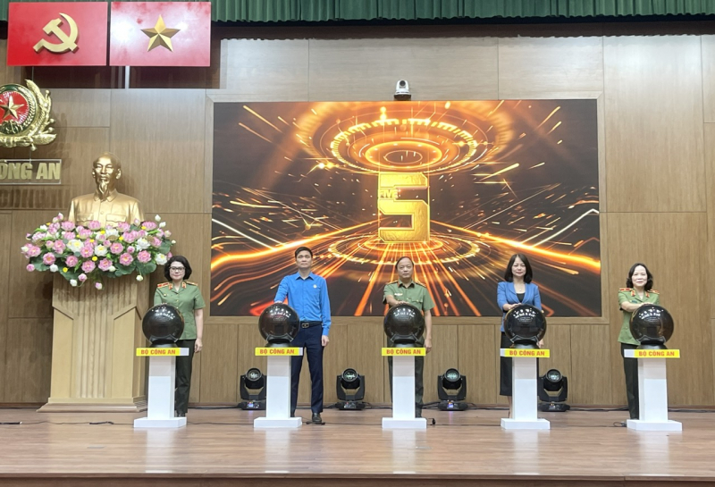 Bộ Công an phát động Tháng hàng động về an toàn vệ sinh lao động và Tháng Công nhân trong CAND năm 2025 -0