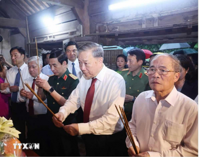 Tổng Bí thư Tô Lâm dâng hương tưởng nhớ Chủ tịch Hồ Chí Minh tại Nghệ An