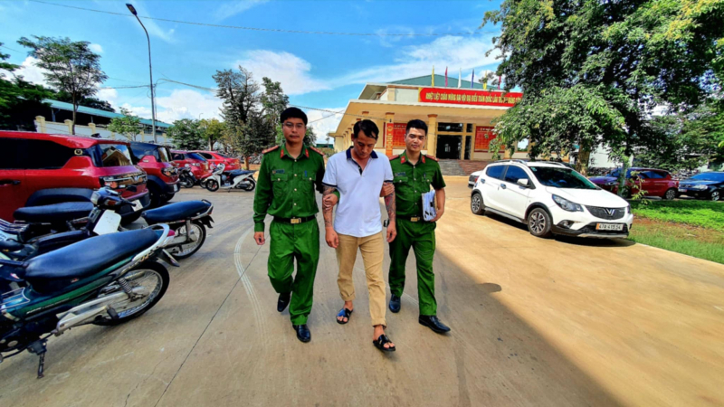 Làm ăn thua lỗ, thuê xe ô tô rồi mang đi cầm cố -0