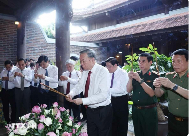 Tổng Bí thư Tô Lâm dâng hương tưởng nhớ Chủ tịch Hồ Chí Minh tại Nghệ An -0