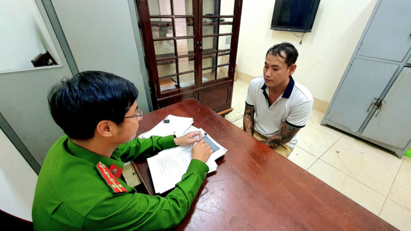 Làm ăn thua lỗ, thuê xe ô tô rồi mang đi cầm cố -0