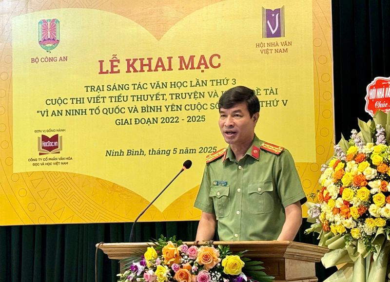 Khai mạc trại sáng tác văn học về đề tài “Vì an ninh Tổ quốc và bình yên cuộc sống” tại Ninh Bình -0
