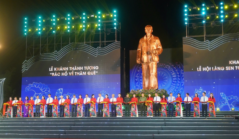 Khai mạc Lễ hội Làng Sen và khánh thành Tượng đài “Bác Hồ về thăm quê”