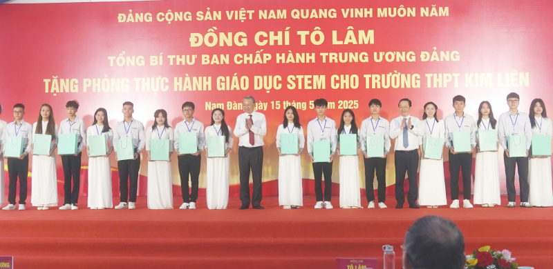 Tổng Bí thư Tô Lâm dâng hương tưởng niệm Chủ tịch Hồ Chí Minh tại Khu Di tích Kim Liên -0
