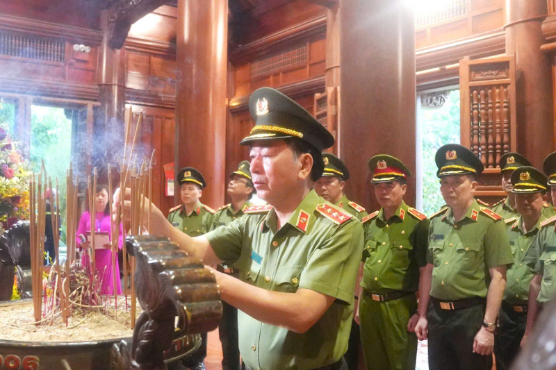 Đảng uỷ Công an Trung ương, Lãnh đạo Bộ Công an dâng hương tại Khu di tích Quốc gia đặc biệt Kim Liên -0