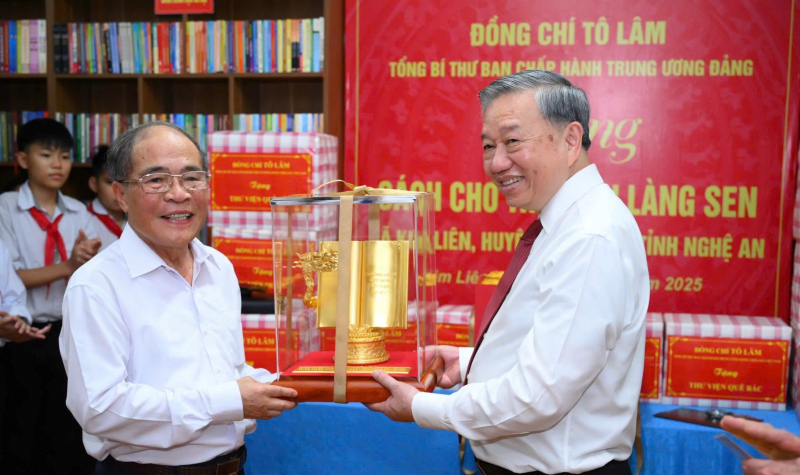 Tổng Bí thư Tô Lâm dâng hương tưởng niệm Chủ tịch Hồ Chí Minh tại Khu Di tích Kim Liên -0