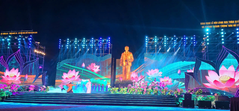 Khai mạc Lễ hội Làng Sen và khánh thành Tượng đài “Bác Hồ về thăm quê” -0