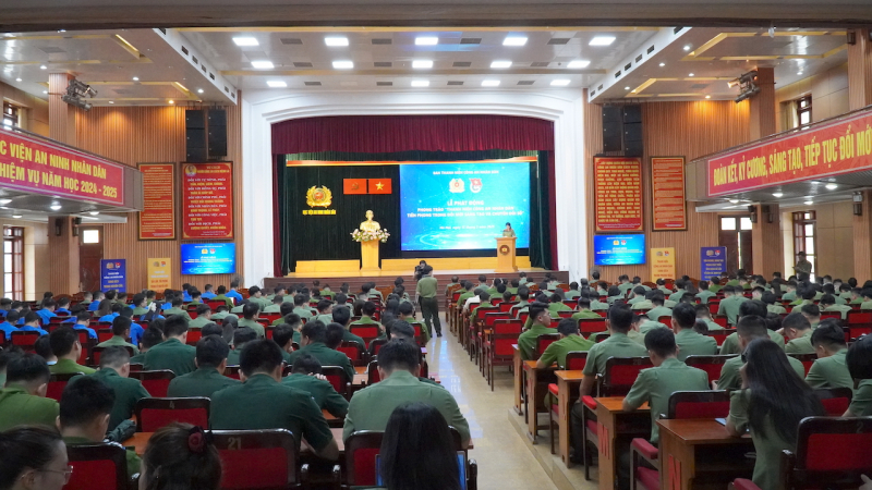 Thanh niên Công an tích cực phát triển năng lực số -0