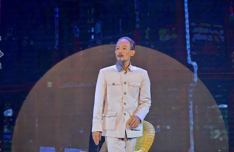 ngh%3f si minh h%3fi hóa thân thành hình tu%3fng ch%3f t%3fch h%3f chí minh trên sân kh%3fu.jpg -0