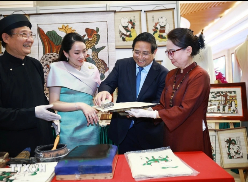 Thủ tướng Phạm Minh Chính và Thủ tướng Thái Lan thưởng lãm các sản phẩm thủ công -0