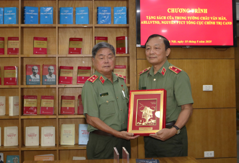 Trao tặng cán bộ chiến sĩ cuốn sách “Đảng bộ Lưu Chí Hiếu Trại 6B Côn Đảo – Ký ức và tự hào” -0
