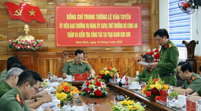 Thứ trưởng Lê Văn Tuyến thăm và kiểm tra tại Trại giam Kim Sơn -0