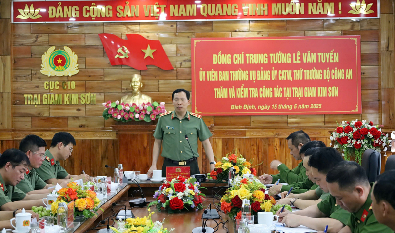 Thứ trưởng Lê Văn Tuyến thăm và kiểm tra tại Trại giam Kim Sơn -0