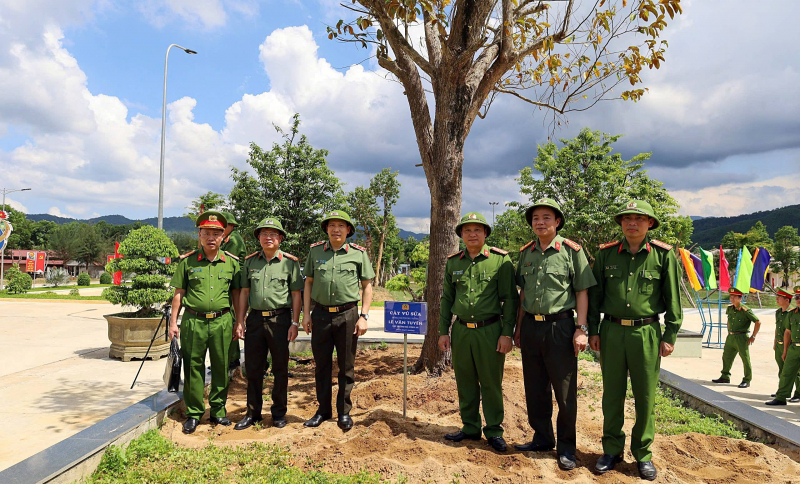Thứ trưởng Lê Văn Tuyến thăm và kiểm tra tại Trại giam Kim Sơn -0