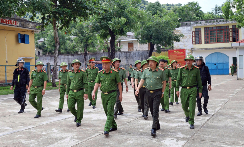 Thứ trưởng Lê Văn Tuyến thăm và kiểm tra tại Trại giam Kim Sơn -0