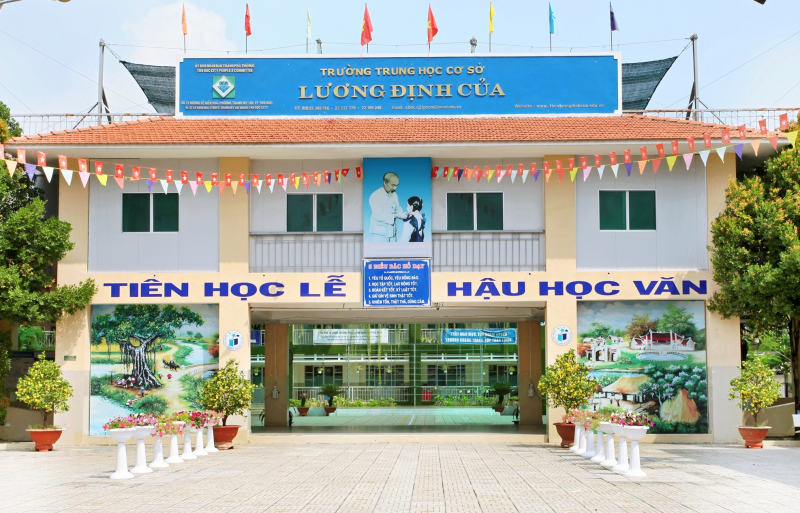 Nữ học sinh lớp 7 rơi từ tầng 1 xuống đất chấn thương -0 Nữ học sinh lớp 7 rơi từ tầng 1 xuống đất chấn thương -0