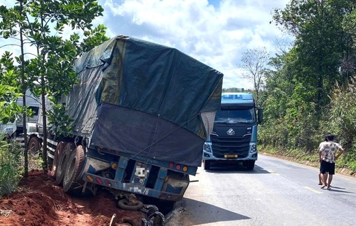 Xe container mất lái gây tai nạn, 2 người chết, 5 người bị thương -0