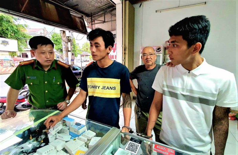 Bắt nhanh 2 đối tượng vào nhà thờ bóp cổ người dân cướp tài sản -0