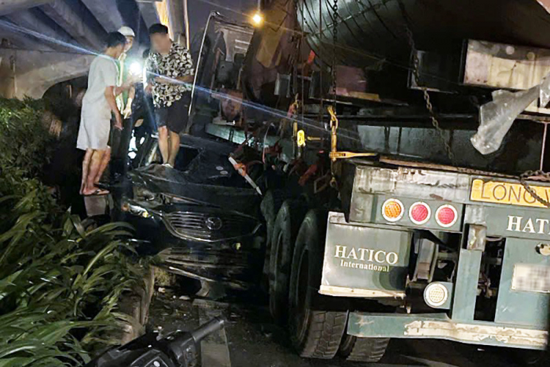 Va chạm với đầu kèo, ô tô con biến dạng dúm dó -0