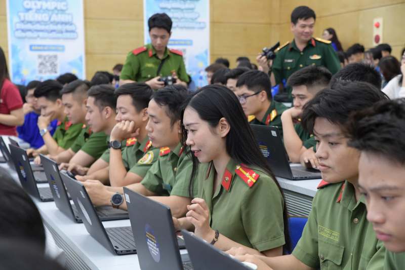 Khai mạc cuộc thi Olympic tiếng Anh dành cho cán bộ trẻ  -0