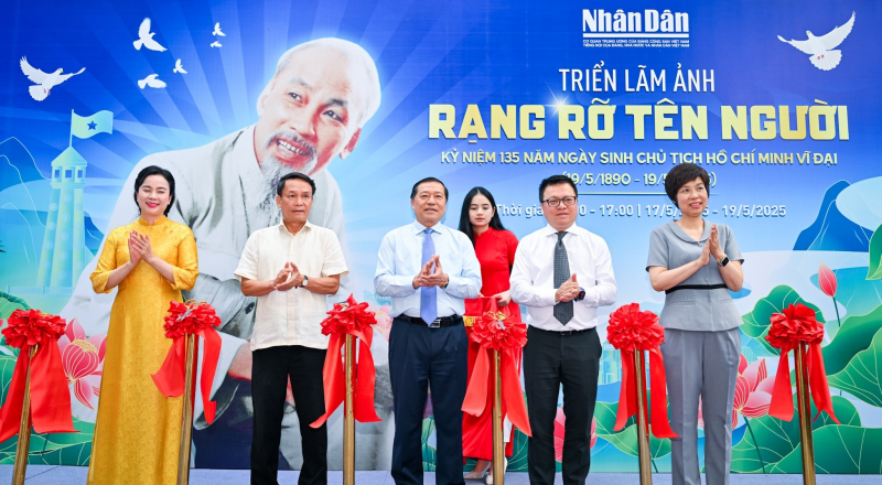 Triển lãm ảnh “Rạng rỡ tên Người” và ra mắt số báo Nhân Dân Cuối tuần đặc biệt -0