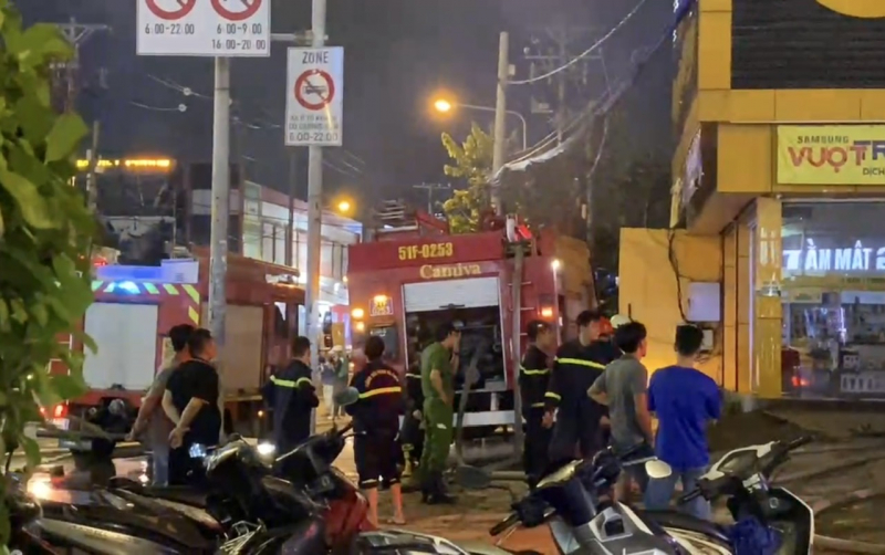 Lửa bùng phát, khách hàng tháo chạy khỏi cửa hàng Thế giới di động -0