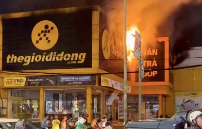Lửa bùng phát, khách hàng tháo chạy khỏi cửa hàng Thế giới di động -0