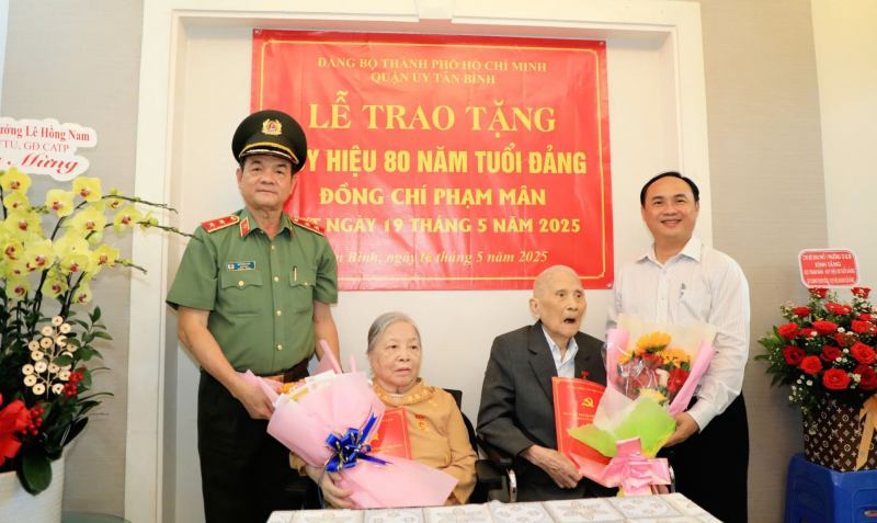 Trung tướng Lê Hồng Nam trao huy hiệu 80 và 60 năm tuổi Đảng cho đôi vợ chồng lão thành cách mạng -0