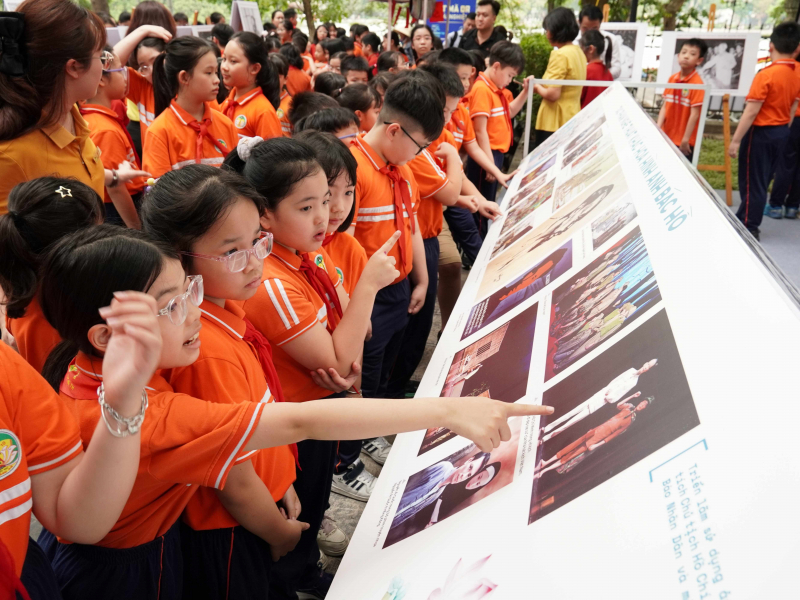 Triển lãm ảnh “Rạng rỡ tên Người” và ra mắt số báo Nhân Dân Cuối tuần đặc biệt -0