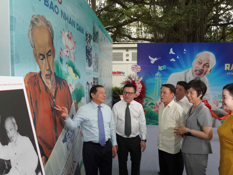 Triển lãm ảnh “Rạng rỡ tên Người” và ra mắt số báo Nhân Dân Cuối tuần đặc biệt -1